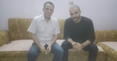 فيديو وصور.. "ياسر الدينارى".. رسام احترف فن الجرافيتى وجداريات الشوارع ببنى سويف