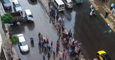 صور.. مياه الأمطار تغرق منازل شارع بورسعيد شرق الإسكندرية