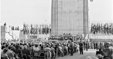 قصة صورة.. وضع حجر الأساس لمبنى الأمم المتحدة واجتماع فى الهواء الطلق 1949
