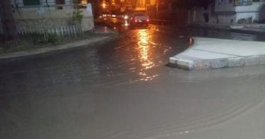 صور.. برك طينية وبحيرات مائية بشوارع رأس البر بسبب الأمطار الغزيرة 