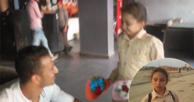 صور.. "شالت الهم بدرى" .."منة الله" تلميذة صباحا وبائعة ظهرا.. الطفلة تبيع الورد بعد المدرسة فى الكافيهات كى تصرف على أسرتها بعد انفصال والديها.. وتؤكد: مش بشحت.. وصاحب كافيه: لا تقبل فلوس بدون شراء الورود 