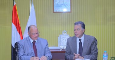 وزير النقل يبحث مع محافظ القاهرة إزالة المخلفات من خطوط السكك الحديدية 