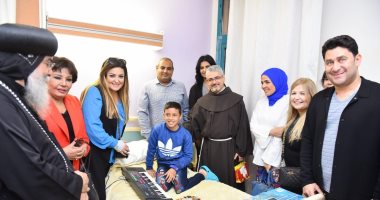 صور.. الأب بطرس دانيال ونجوم الفن فى زيارة لمصابى دير الأنبا صموئيل بالمنيا