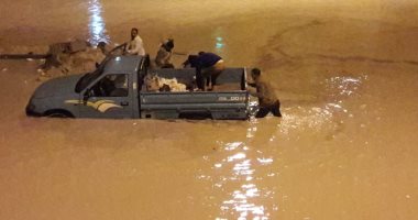 فيديو وصور.. مياه الأمطار تحاصر سكان حدائق أكتوبر