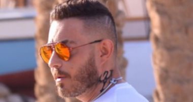 شاهد.. أحمد زاهر يغطى جسمه بـ "التاتو" فى "زنزانة 7"