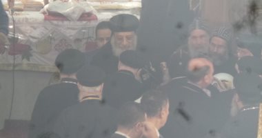 البابا تواضروس ينثر مياه البركة على الحضور بقداس الأربعين للأنبأ بيشوى
