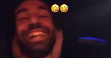 شاهد.. محمد صلاح ولوفرين يستمعان ويغنيان هدد وأجمل عيون لعمرو دياب