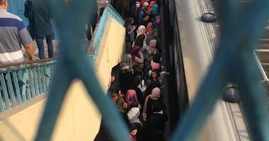 قارئ يرصد تكدس الركاب على رصيف محطة سراى القبة