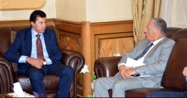 3 محاور تجمع جلسة وزير الرياضة مع هاني أبوريدة .. التأكيد على استمرار بطولة الدورى بعد اجتماع اتحاد الكرة مع الأندية.. مساهمة الوزارة في توفير ملاعب بديلة لاستادات بطولة افريقيا..حل مشكلة الاهلى والزمالك