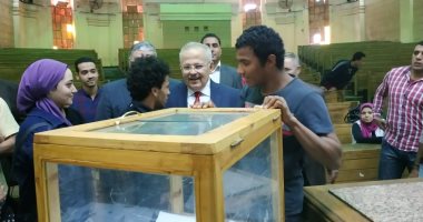  الانتخابات الطلابية تنطلق فى الجامعات.. التزكية تحسم النتيجة فى 7 كليات بحلوان و5 بالقاهرة.. وإجراء التصويت بـ 5 كليات فقط بعين شمس..وعثمان الخشت: طلاب جامعة القاهرة أدركوا أن مظلتها أكبر من الحزبية