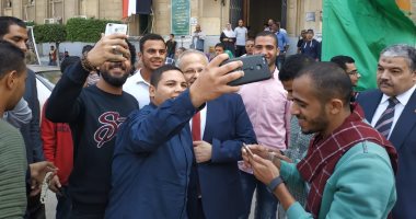 طلاب القاهرة يلتقطون "سيلفى" مع رئيس الجامعة.. و"الخشت" يعد بمفاجآت فينة