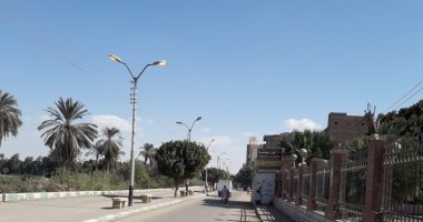 قارئ يرصد إضاءة أعمدة الإنارة نهارا بشارع المستشفى فى بنى سويف