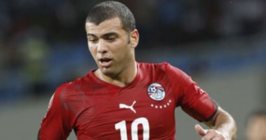 فيفا يهنئ عماد متعب بعيد ميلاده.. والحضرى: عقبال مليون سنة يا قناص