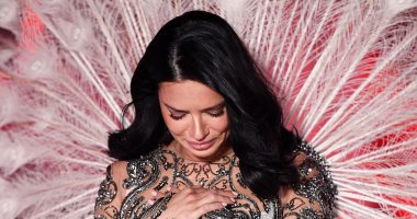 بالبكاء والكلمات المؤثرة.. هكذا اعتزلت أدريانا ليما منصة Victoria's Secret
