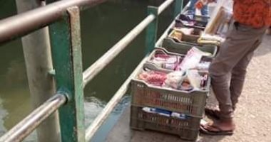 اضبط مخالفة.. الباعة الجائلون يفترشون كوبرى كلية "الطب" بالزقازيق