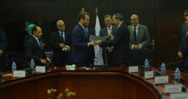 وزير النقل يشهد توقيع مذكرة تفاهم بين ميناء الإسكندرية وشركة CDR الهولندية
