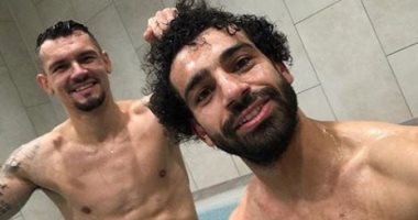 صور.. وصلة هزار بين محمد صلاح ولوفرين بعد فوز ليفربول ضد فولهام