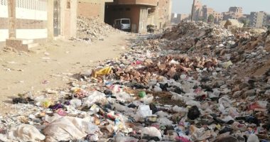 المخلفات تغلق شارع الرشاح بكرداسة.. والأهالى:"مش بنعرف نطلع من بيوتنا"