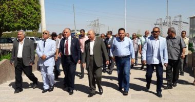 صور.. وزير الرى يتفقد السد العالى ورمز الصداقة بأسوان