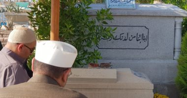 صور.. بوسى شلبى تزور قبر محمود عبد العزيز فى ذكرى وفاته وترفض التصوير