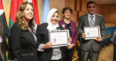 صور.. منظمة الصحة العالمية تكرم الزميلة أمل علام لفوزها بجائزة عن مقاومة المضادات