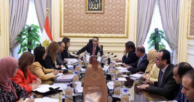 صور.. رئيس الوزراء يعقد اجتماعا لمتابعة توصيات منتدى شباب العالم 