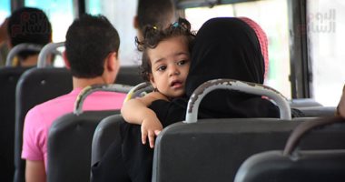 صورة اليوم.. وحضن أم يهون طول الرحلة والمشوار