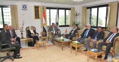 محافظ سوهاج يناقش إنشاء مقر للتنمية الصناعية ومركز خدمات المستثمرين