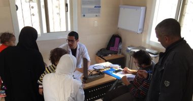 قوافل جامعة قناة السويس الطبية تعالج 319 حالة بشرية و139 حالة بيطرية برأس سدر
