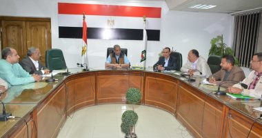 محافظ سوهاج يناقش أعمال تطوير وإحلال وتجديد عدد من المستشفيات المركزية