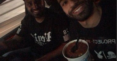 شاهد.. محمد صلاح يأكل كشرى ويلعب شطرنج مع سام مرسي