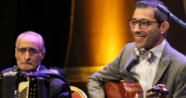 مباراة موسيقية بين جيتار وحيد ممدوح وطبلة سعيد الأرتيست على شط إسكندرية