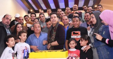 صور.. ضحك ولعب وغناء وحب بين حكيم والألتراس فى لقاء الأحبة