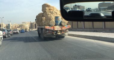 قارئ يرصد مرور سيارات محملة بالصخور وبدون لوحات معدنية بالمعادى