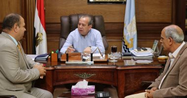 توزيع 3000 كرتونة مواد غذائية وبطانية على عمال النظافة بكفر الشيخ