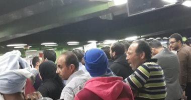 صور.. شكوى من تكدس الركاب والزحام الشديد لتأخر مترو العتبة