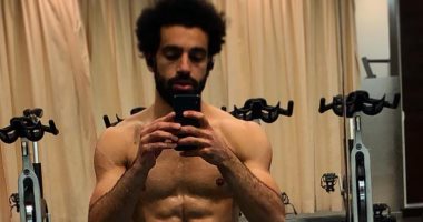 محمد صلاح يستعرض عضلاته فى الجيم 