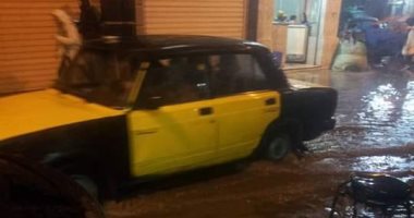 صور .. أحياء الإسكندرية تكثف أعمال كسح وشفط تجمعات مياه الأمطار
