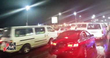 زحام مرورى بسبب انقلاب مقطورة أعلى الطريق الدائرى اتجاه المريوطية 