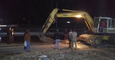 صور.. إستكمال أعمال الاستعداد للنوة القادمة ليلا بالاسكندرية
