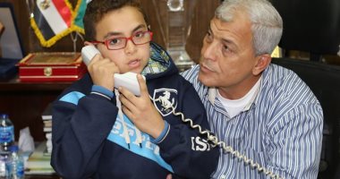 محافظ المنوفية يستقبل الطفل عبد الرحمن محمد ويستمع إلى شكواه.. صور