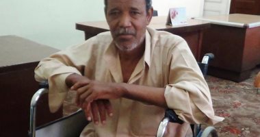 صور.. مسن بالإسماعيلية بعد بتر رجله اليمنى: معاشى 320 جنيها وأحتاج لجهاز تعويضى