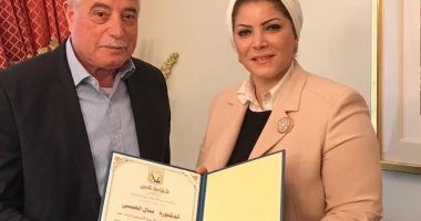محافظ جنوب سيناء يكرم  منال العبسى لمساهمتها  فى نجاح ملتقى "هنا نصلي معا"