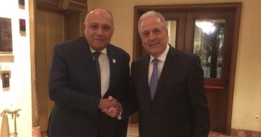 شكرى يلتقى مفوض الاتحاد الأوروبى للهجرة والمواطنة والشئون الداخلية بأديس أبابا