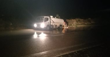 فيديو وصور.. إستمرار أعمال إزالة مياه الأمطار بعدة مناطق فى مطروح
