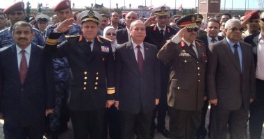 محافظ كفر الشيخ يضع إكليلاً من الزهور على النصب التذكارى احتفالاً بالعيد القومى