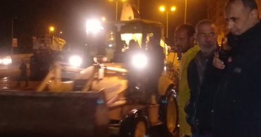 صور.. السكرتير المساعد بالاسكندرية يتفقد كسح الأمطار بحى العجمى