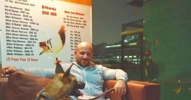 أعرف عدد جوائز أحمد مكى من حائط بطولاته فى سباقات الحمام