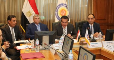 وزير التعليم العالى يجتمع بالتشكيل الجديد لرؤساء لجان المجلس الأعلى للجامعات