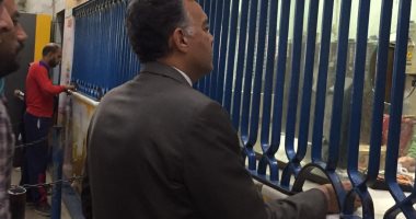 وزير النقل يشترى تذكرة مترو من محطة شبرا الخيمة ويتابع انتظام العمل.. صور